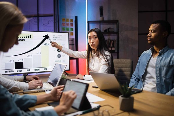 Come posso analizzare i trend di mercato per identificare la prossima area urbana in crescita a Napoli?